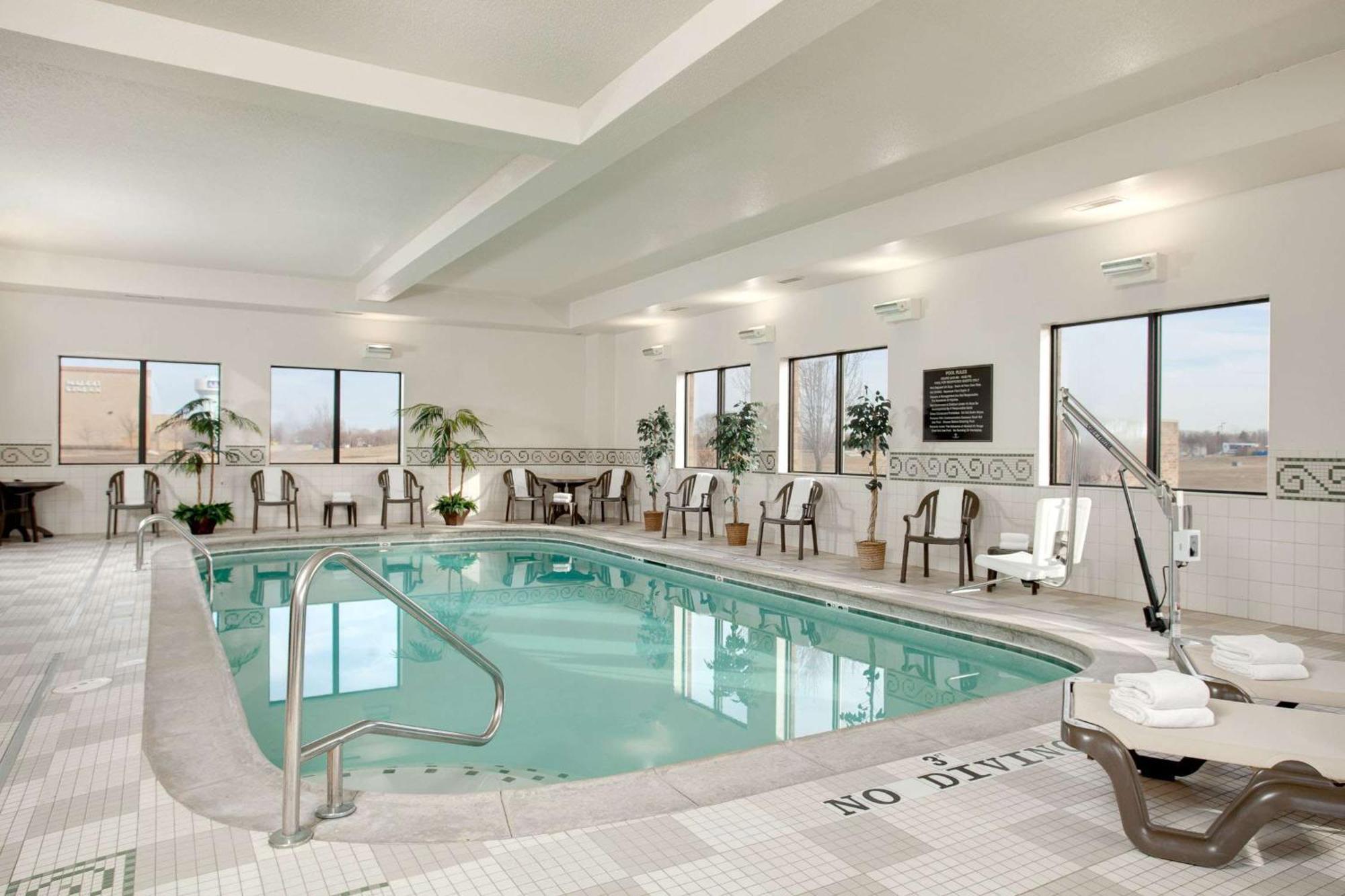 Hampton Inn & Suites Addison Εξωτερικό φωτογραφία